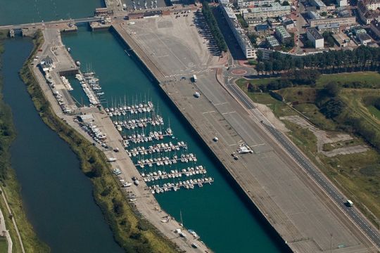 Le port de Calais est entre la ville et la plage