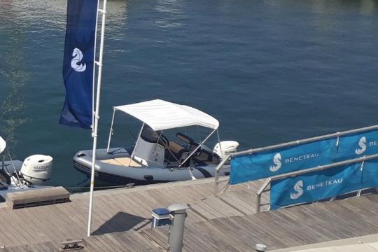 Bénéteau s'était allié à Zodiac pour proposer un semi-rigide à ses boat-clubs
