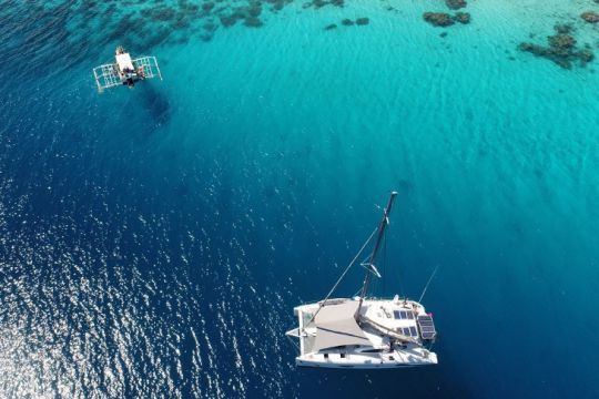 Une voile d'ombrage bien utile en catamaran au soleil