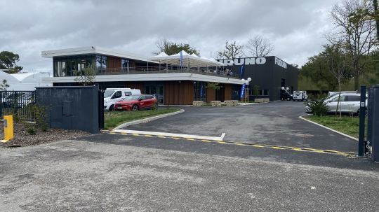 Le bâtiment qui accueille Furuno France à Mérignac (proche de l'aéroport de Bordeaux). Un bâtiment sur 2 étages avec un entrepôt sur l'arrière.