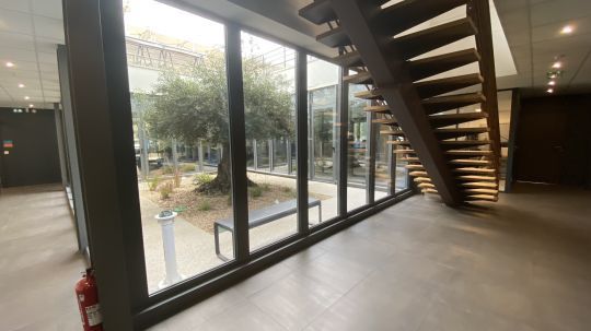 Des espaces très lumineux avec un patio central arboré pour le confort des employés.