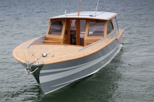 La corda nautica giace sul ponte in teak di uno yacht