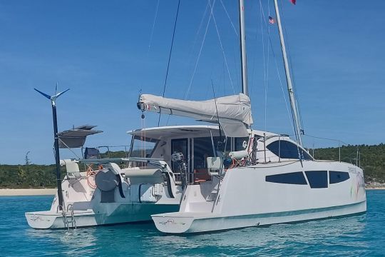 Comar C-Cat 38 au mouillage