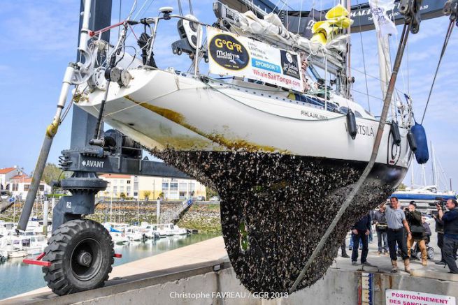 Leggi l'articolo La coque de Tapio Lehtinen à l'arrivée de son tour du monde à la voile (Golden Globe Race)