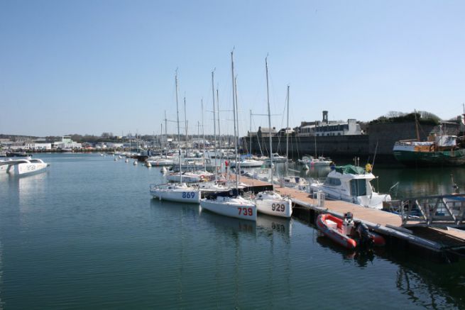 Leggi l'articolo Ponton accueillant les Mini 6.50 à Concarneau
