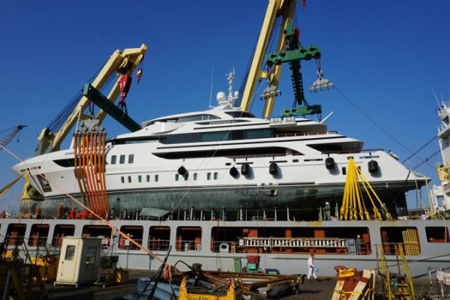 Leggi l'articolo Chargement d'un yacht sur un cargo