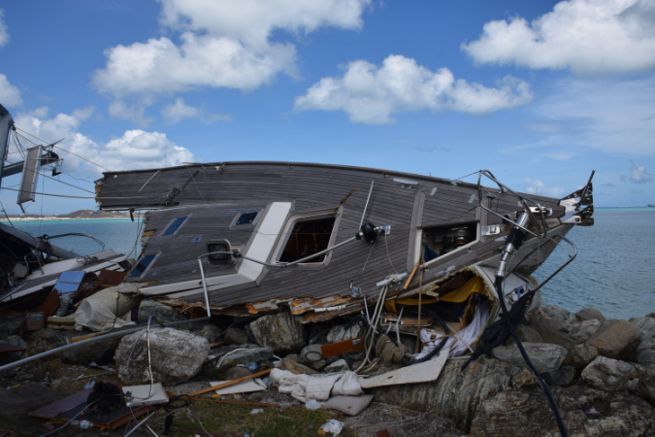Nave a vela strappata a Saint-Martin dopo il passaggio dei cicloni