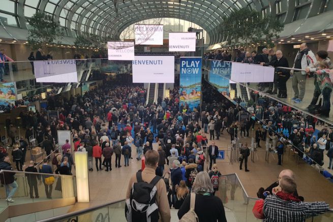 I visitatori attendono l'apertura delle porte di Boot Dsseldorf