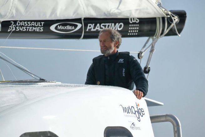 Michel Desjoyeaux al timone del catamarano Z2015 de Mer Agite