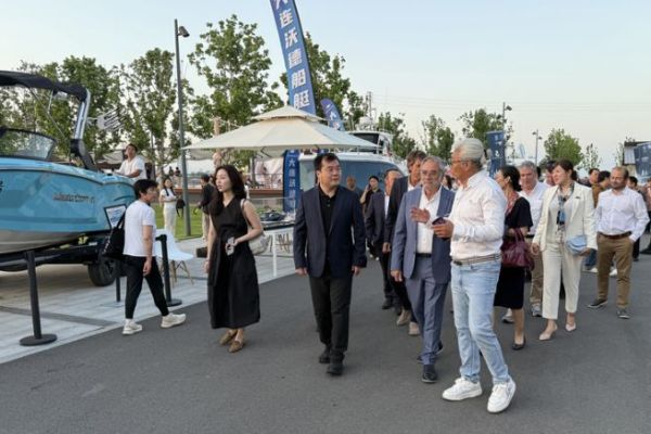 Alain Pochon e la delegazione cinese all'inaugurazione della fiera di Qinhuangdao