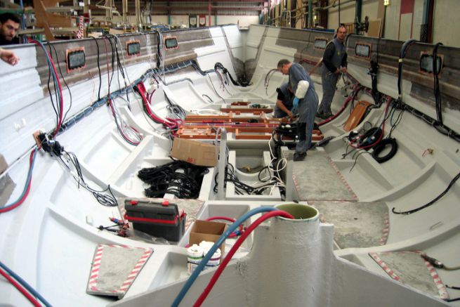 Barca a vela in costruzione a Bnteau