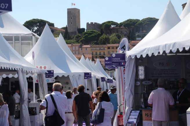 Il vicolo dei produttori di attrezzature al Festival della nautica da diporto di Cannes