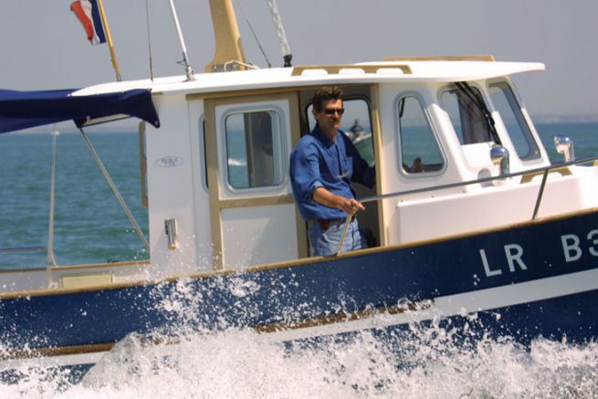 Bertrand Danglade, fondatore di Rha Marine, al timone di una delle sue barche nel 2001