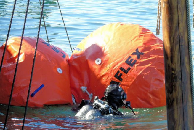 Operazione di flottaggio del relitto con paracadute di galleggiamento