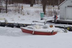 Barca a vela sotto la neve