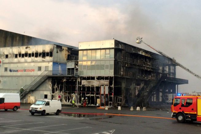 L'edificio delle sfide di Lorient, devastato dalle fiamme