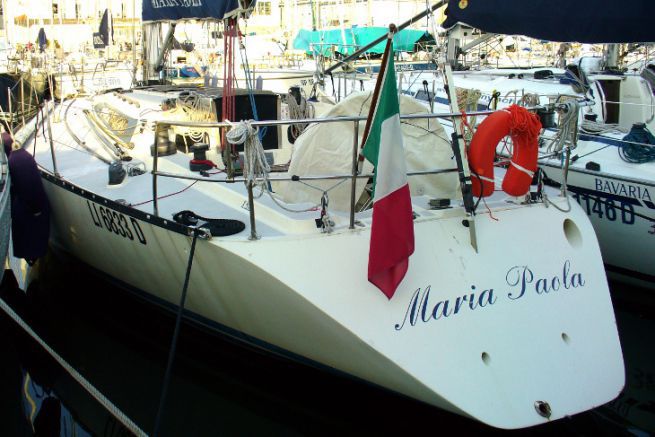 Barca a vela sotto bandiera italiana