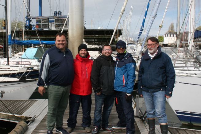 Eric Bretagne (a destra), con un gruppo di futuri istruttori di patente nautica