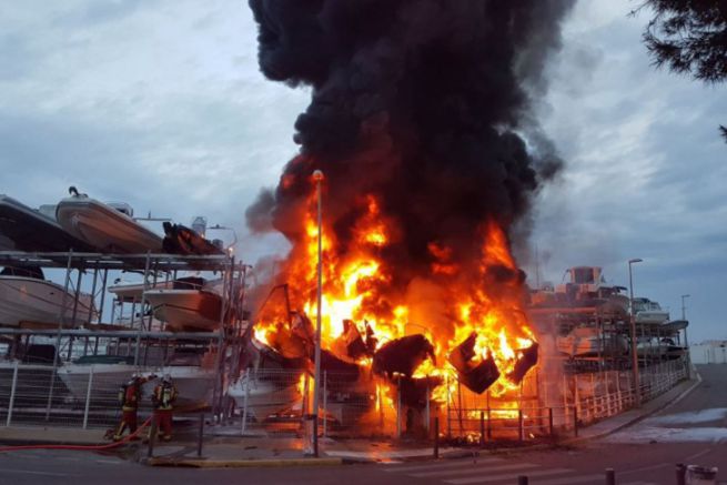 L'incendio distrutto dalle barche nel porto secco del Batotel di Marsiglia