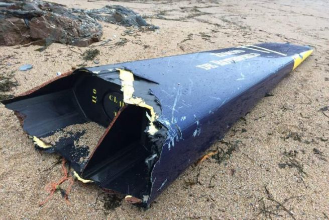 La prua strappata di Gitana 17 trovata su una spiaggia