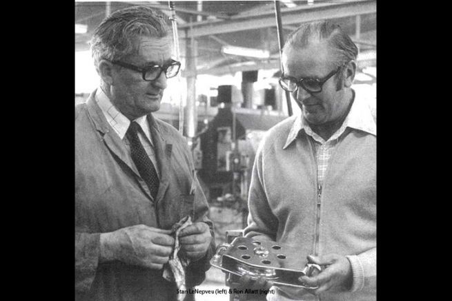 Stan Le Nepveu (a sinistra) e Ron Allatt (a destra) discutono intorno ad una puleggia in acciaio inossidabile