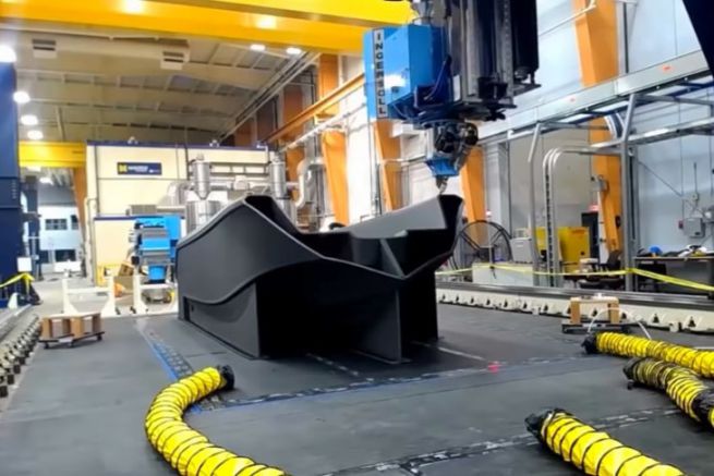 Stampa 3D della barca 3Dirigo nella grande stampante 3D dell'Universit del Maine