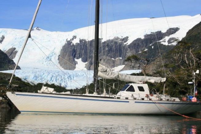 Lo yacht del Paradiso in una sosta ai piedi di un ghiacciaio