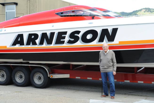 Howard Arneson davanti a una barca da regata d'altura al suo 96 compleanno