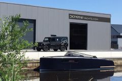 La barca a motore Domani E32 di Domani Yachts davanti al nuovo stabilimento di Drachten