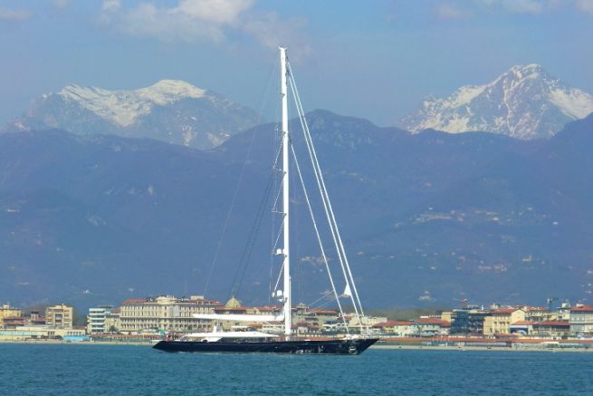 Barca a vela Perini Navi al largo di Viareggio