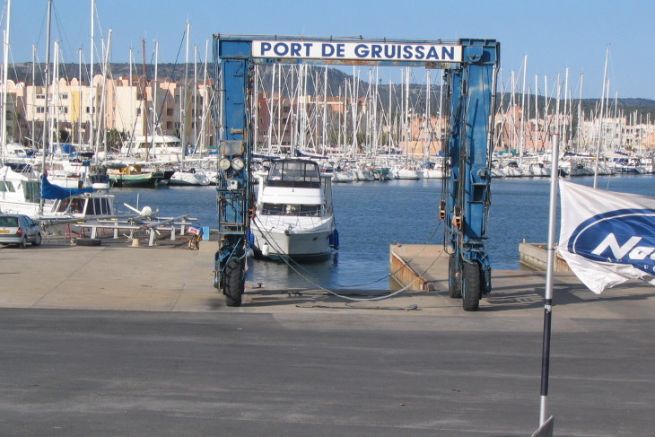 Movimentazione nell'area tecnica del porto turistico di Gruissan