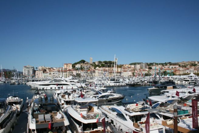 Yachts nel bacino del Cannes Yachting Festival
