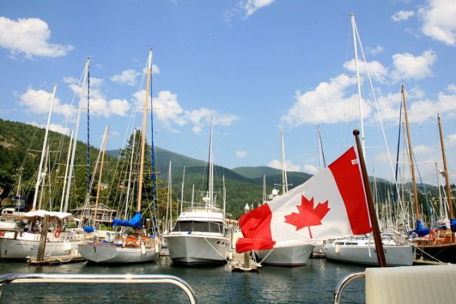 Bandiera canadese su un'imbarcazione da diporto