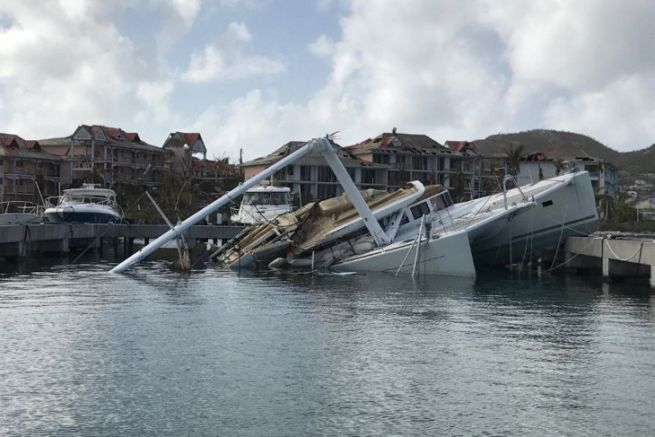 Catamarano affondato nel porto di Saint-Martin dopo il passaggio dell'uragano Irma