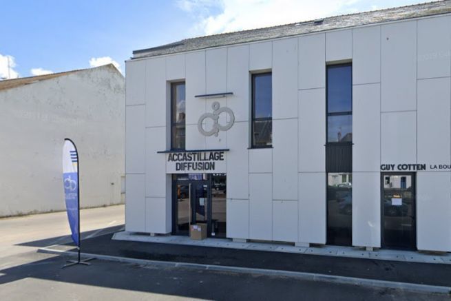 Il negozio Accastillage Diffusion a Concarneau, in un edificio moderno