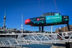 La barca da caccia a idrogeno di Emirates Team New Zealand