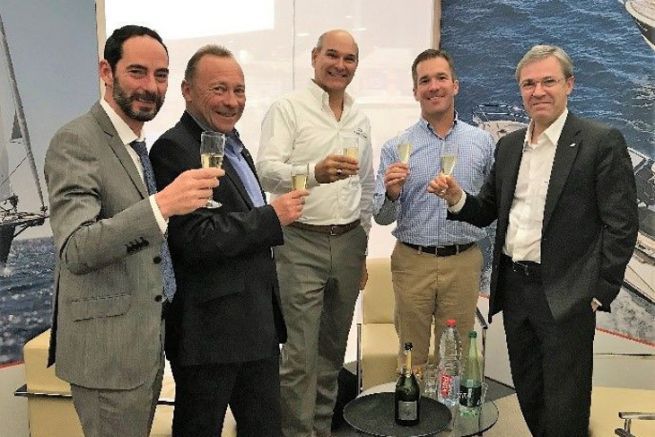 I dirigenti del Gruppo Bnteau, Jeanneau e Freedom Boat Club festeggiano il loro accordo