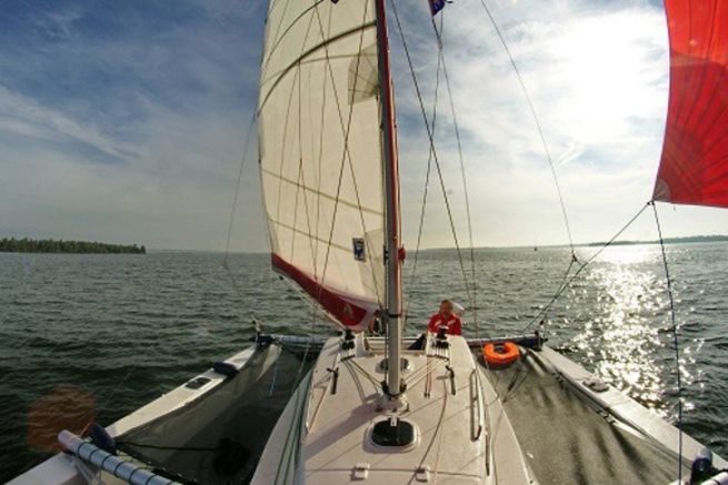 Vista del trimarano Astus 24 da Astus Boats