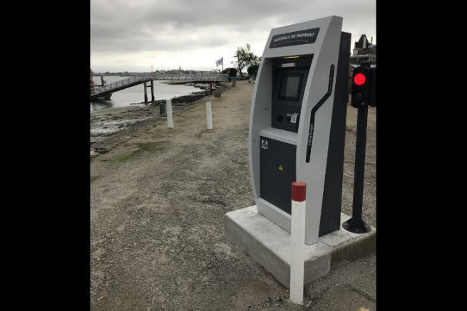 AR Marina terminale di pagamento sulla banchina di un porto turistico