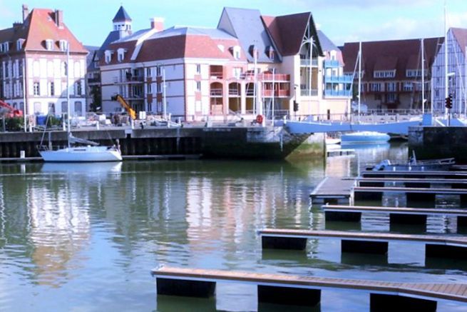 Nuovo pontile nel porto turistico comunale di Deauville