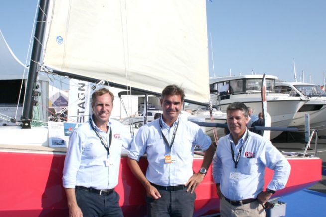 Christophe Chancerelle (al centro) e il team di vendita Marine Composite davanti al Bihan 6.50